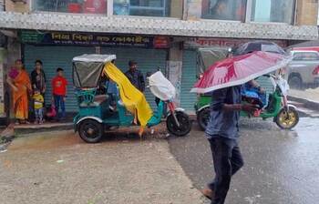 টানা বৃষ্টিতে বিপর্যস্ত জনজীবন