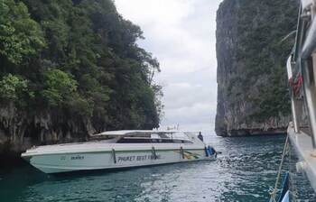 থাইল্যান্ডের ফুকেটে মুগ্ধ পর্যটকরা