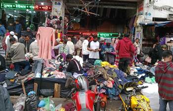 রাজধানীতে জমজমাট গরম কাপড়ের বাজার