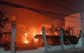 আমুর ‘হোয়াইট হাউজ’ গুঁড়িয়ে দিলো ছাত্র-জনতা