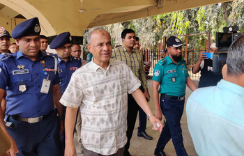 কমলাপুর স্টেশনে স্বরাষ্ট্র উপদেষ্টা