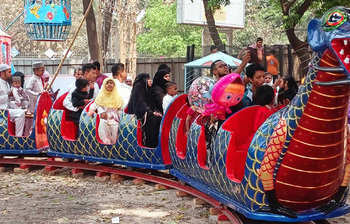 শিশু পার্কের সামনে ভ্রাম্যমাণ পার্ক