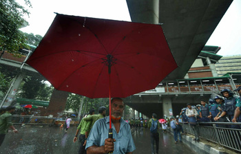 মাঝ দুপুরের বৃষ্টিতে শহরজুড়ে ছাতার আনাগোনা