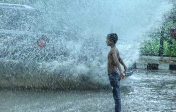 আষাঢ়ের বৃষ্টিতে মেতেছে শিশুরা