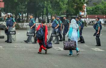 হল ছাড়ছেন শিক্ষার্থীরা