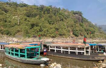 অব্যবস্থাপনায় সংকীর্ণ জাফলং