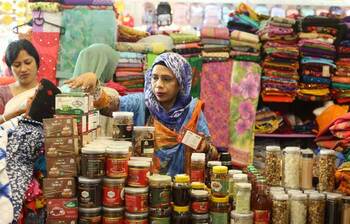 বাণিজ্যমেলায় নজর কাড়ছে হস্তশিল্প পণ্য