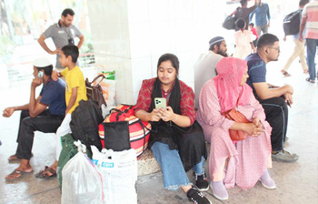 কমলাপুরে ঘরমুখো যাত্রীদের ঢল