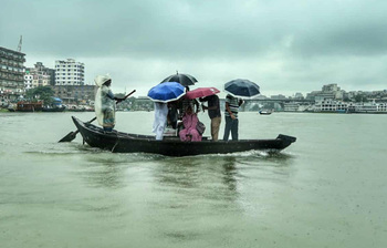 ছাতা মাথায় নদী পার, বর্ষায় ফিরেছে বুড়িগঙ্গার প্রাণ