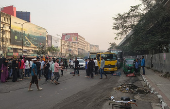 বনানীতে সড়ক অবরোধ, যানজটে নাকাল নগরবাসী