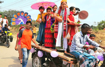 উৎসবের রং লেগেছে পাহাড়ে