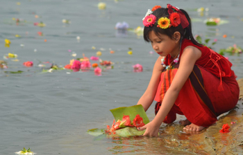কাপ্তাই হ্রদে ভাসল মঙ্গল কামনার ফুল