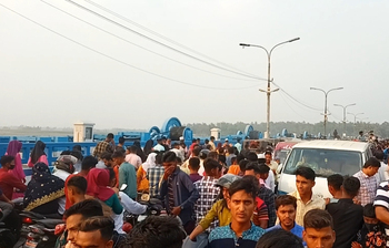 দর্শনার্থীতে টইটম্বুর তিস্তা ব্যারাজ