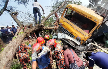 এবার ঝালকাঠির সড়কে ঝরলো ১২ প্রাণ