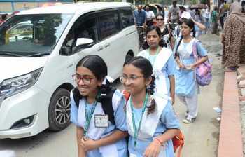 শিক্ষার্থীদের কলরবে মুখরিত স্কুল প্রাঙ্গণ