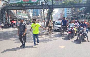 ট্রাফিক নিয়ন্ত্রণে ব্যস্ত শিক্ষার্থীরা