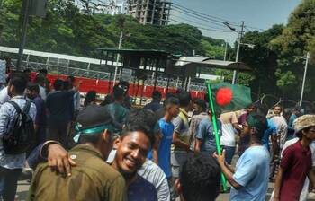 শিক্ষার্থীদের দখলে ধানমন্ডি ৩২