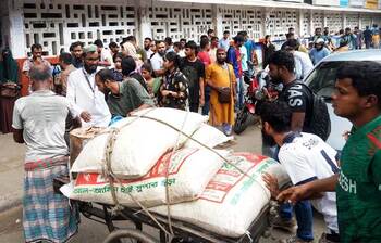 টিএসসিতে আজও চলছে ত্রাণ সংগ্রহ