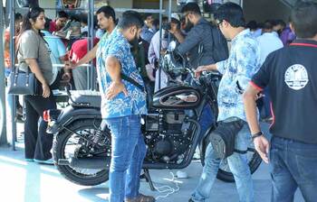 রয়্যাল এনফিল্ড দেখতে উপচেপড়া ভিড়