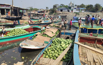 তরমুজে সয়লাব বরিশালের পোর্ট রোড