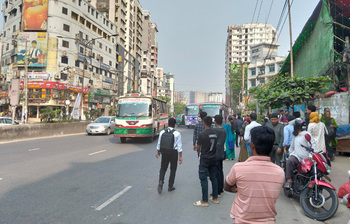 গণপরিবহন কম, অফিসগামীদের ভোগান্তি