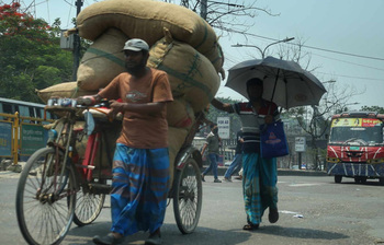 ঘামে ভেজা শহর, ক্লান্ত দিনে স্বস্তির খোঁজে মানুষ
