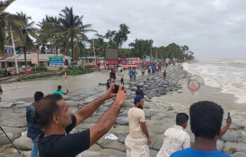 নিরাপদ স্থানে না গিয়ে সেলফি-লাইভে ব্যস্ত পর্যটক