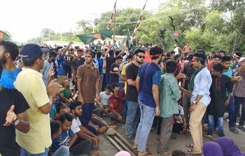 রাবি শিক্ষার্থীদের রেলপথ অবরোধ