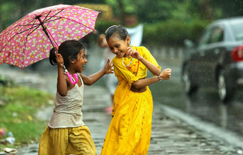 রাজধানীর হাতিরঝিলে বৃষ্টিতে ভেজা আনন্দের মুহূর্ত