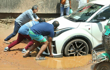 আব্দুল্লাহপুর ব্রিজের নীচের সড়কের বেহাল দশা
