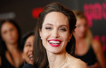 অ্যাঞ্জেলিনা জোলি: সৌন্দর্য, প্রতিভা আর মানবতার এক অনন্য সংমিশ্রণ