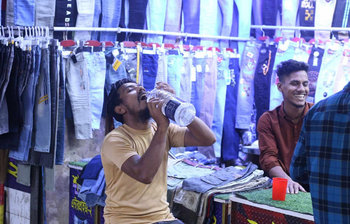 বঙ্গবাজারে চলছে শেষ মুহূর্তের কেনাকাটা