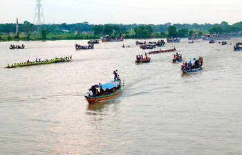 নড়াইলে জীবন্ত গ্রাম বাংলার নৌকা বাইচ