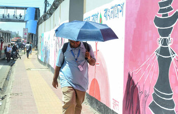 রোদে ঢাকা শহর, নগরবাসীর সঙ্গী ছাতা