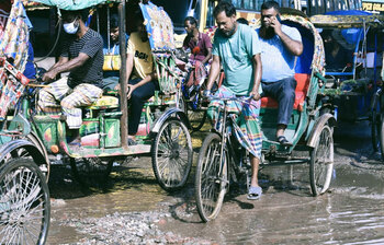 ঢাকার বুকে উন্নয়নহীন এক সড়ক