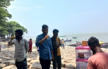 স্বস্তির খোঁজে তিন নদীর মোহনায়