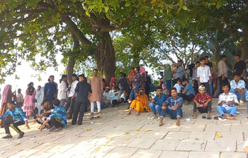 তিন নদীর মোহনায় মেতেছেন দর্শনার্থীরা