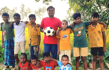 আনন্দে মেতেছে শিশুরা