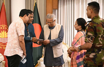 ছবিতে হিন্দু ধর্মীয় নেতাদের সঙ্গে প্রধান উপদেষ্টার বৈঠক