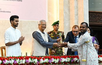 যুব স্বেচ্ছাসেবক বিজয়ীদের পুরস্কার দিলেন ড. ইউনূস