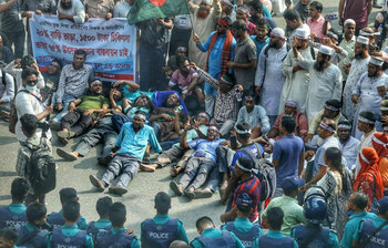 দাবির মঞ্চে শিক্ষকরা, সতর্ক পুলিশ