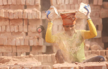 ব্যস্ত নগরীর পাশেই গড়ে উঠেছে ইটভাটা