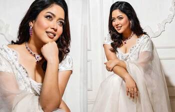 সাদা শাড়িতে উষ্ণতা ছড়াচ্ছেন ভাবনা