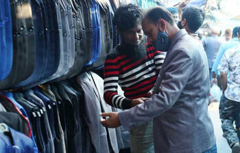 জমজমাট রেডিমেড ব্লেজারের দোকান