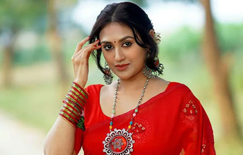 অভিনয়-কবিতার মেলবন্ধনের নাম কুসুম সিকদার