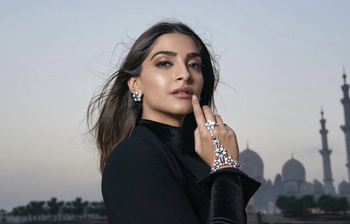 সিনেমার পর্দা আর ফ্যাশনের মঞ্চে সমান সাবলীল সোনম