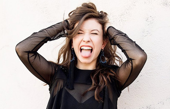 অভিনয়ের শুরুটা কিশোর বয়সে, কেইটলিন এখন মুগ্ধতার নাম