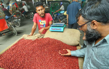 ২০০ টাকায় দেশি বাদাম, ফিরে এলো পুরোনো স্বাদ