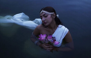 পানিতে ভেসেই ভক্তদের ঘুম কেড়ে নিলেন সুনেরাহ