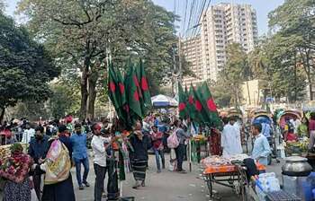 কেন্দ্রীয় শহীদ মিনারে বিভিন্ন শ্রেণি-পেশার মানুষের ভিড়